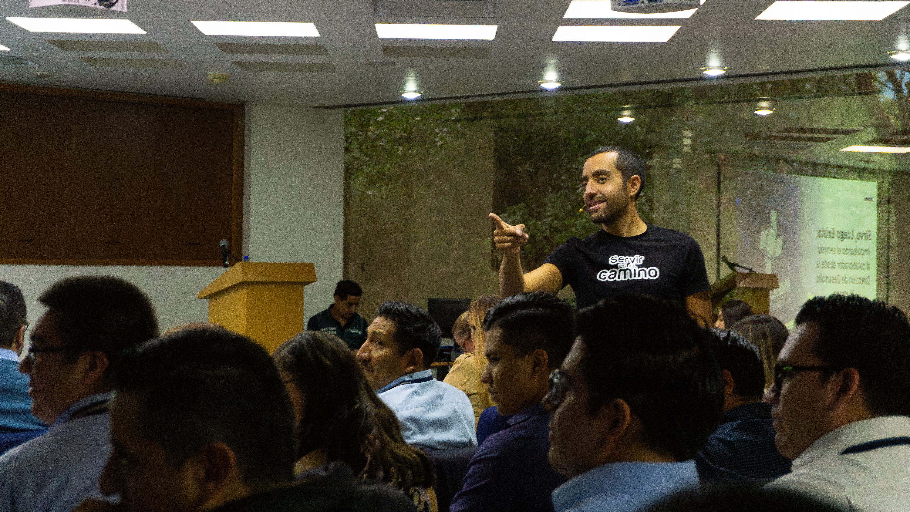 Carlos Agami interactuando con los asistentes de un seminario