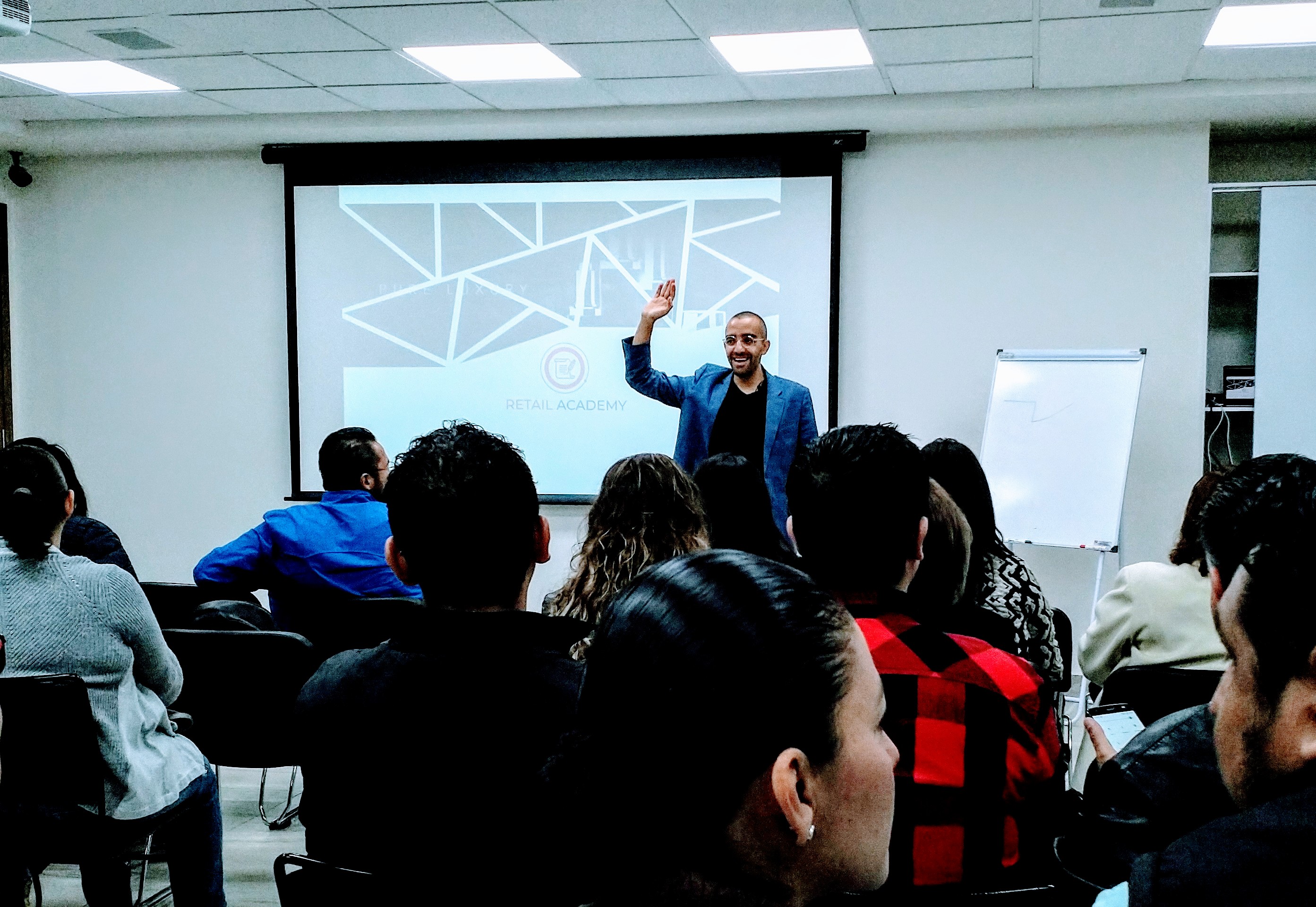 Carlos Agami trabajando con un equipo comercial en una sesión de formación